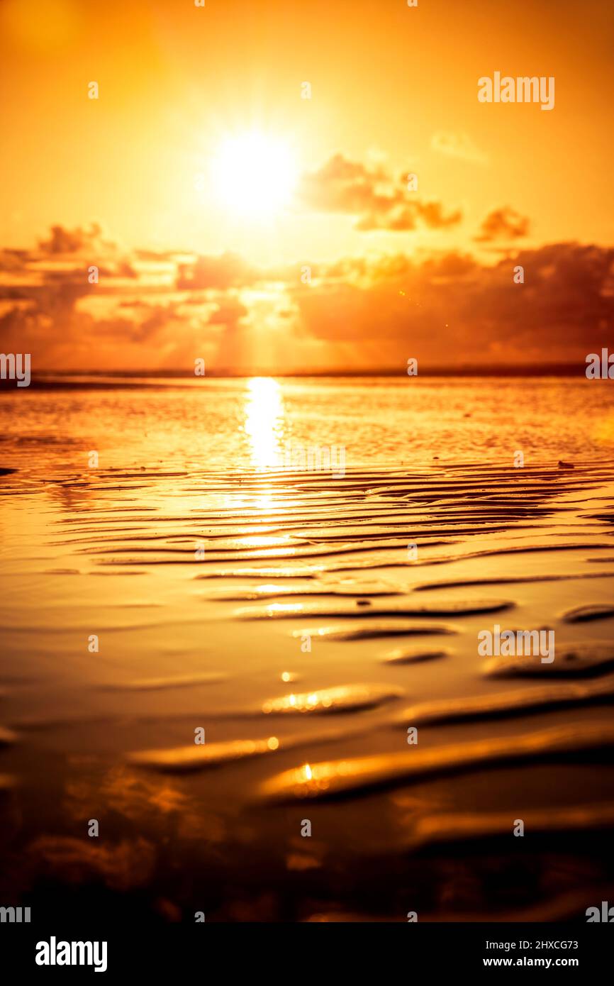 Tramonto sul mare con raggi di sole dorati Foto Stock