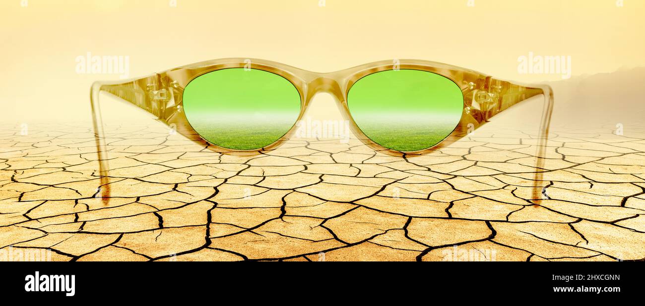 Viste attraverso vetri verdi su un paesaggio verde, terra di parched Foto Stock