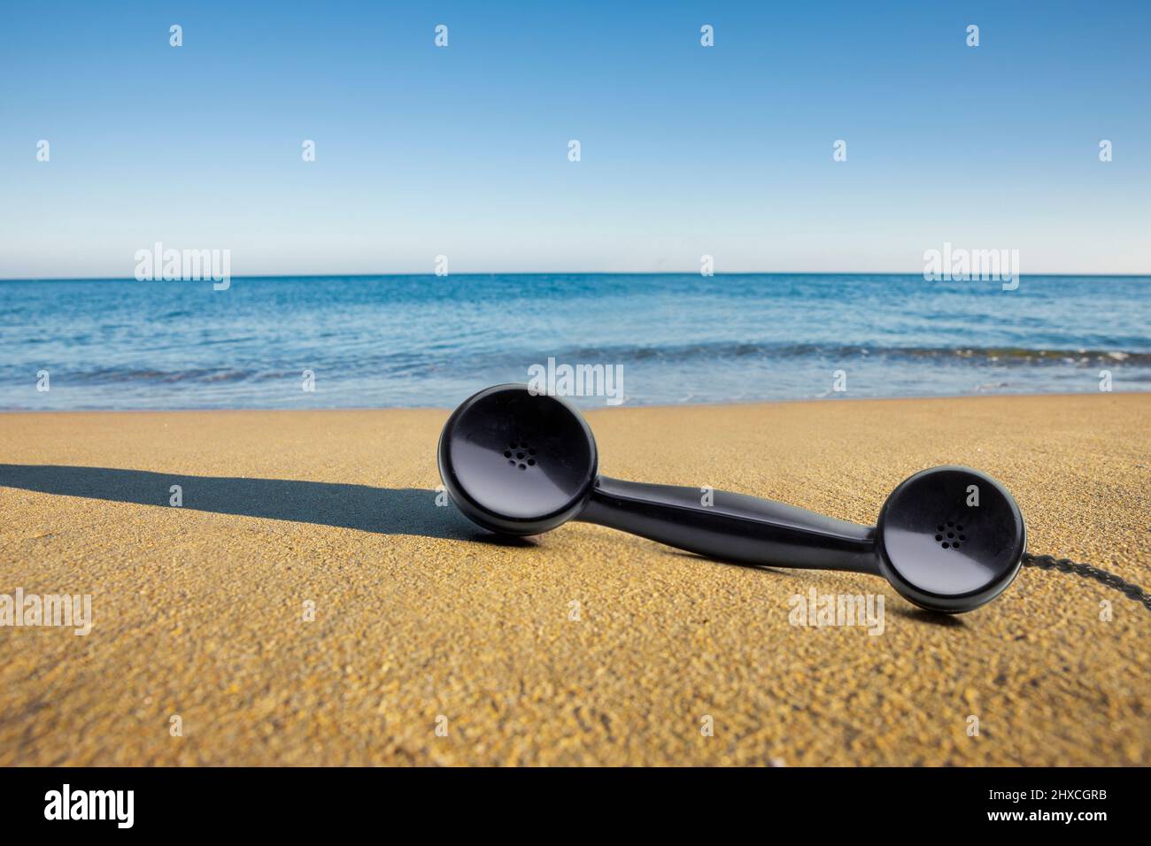 Vecchio telefono sulla spiaggia Foto Stock