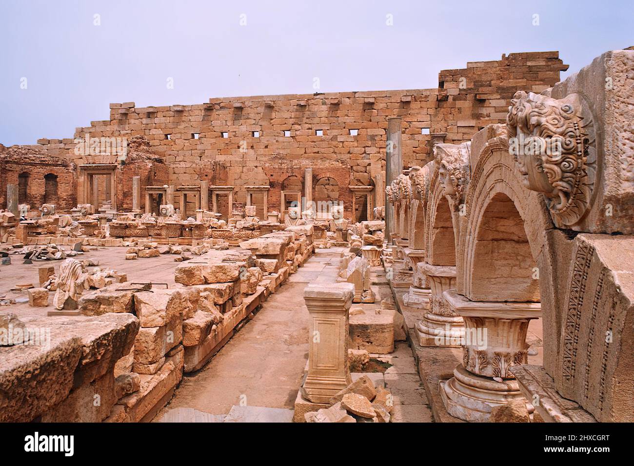 Storico sito di rovine romane Laptis Magna lungo il mare Mediterraneo in Libia Foto Stock