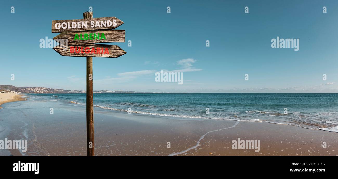 Spiaggia di sabbia dorata sulla costa bulgara del Mar Nero, cartelli, cartelli Foto Stock