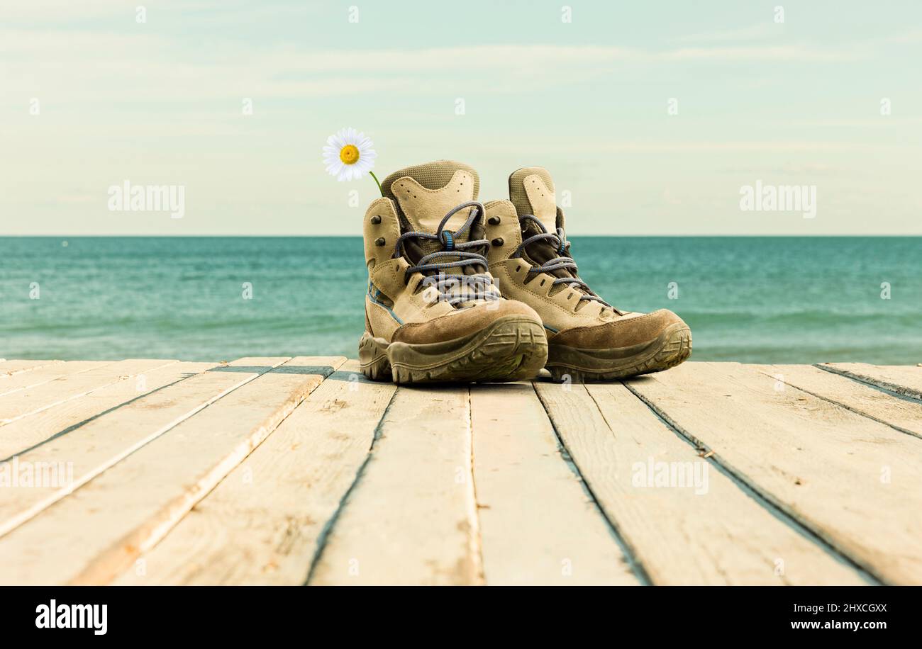 Scarpe da passeggio su una terrazza sul mare Foto Stock