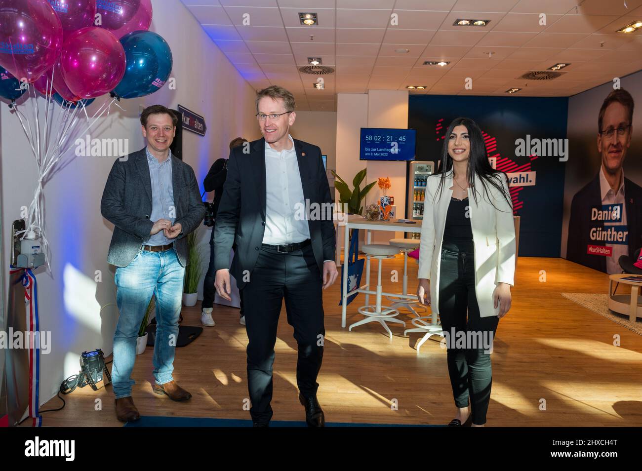 Der Landesvorsitzende der CDU, Ministerpräsident Daniel Günther, eröffnet gemeinsam mit Seyran Papa und Tobias von der Heide den Showroom Foto Stock