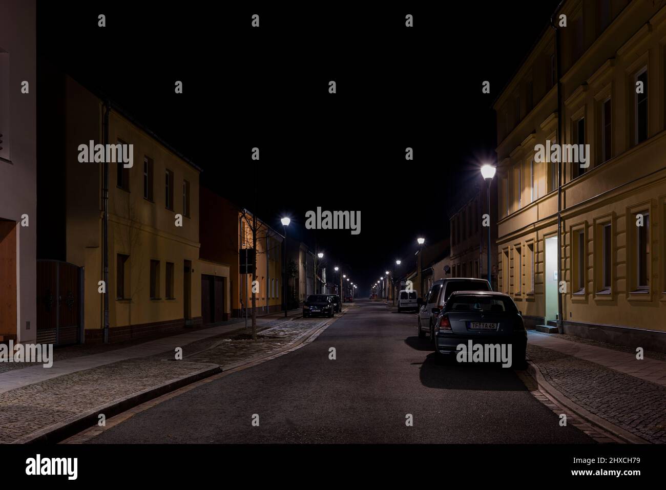 Germania, città di Luckenwalde, strade deserte di notte durante il coprifuoco per i non vaccinati Foto Stock