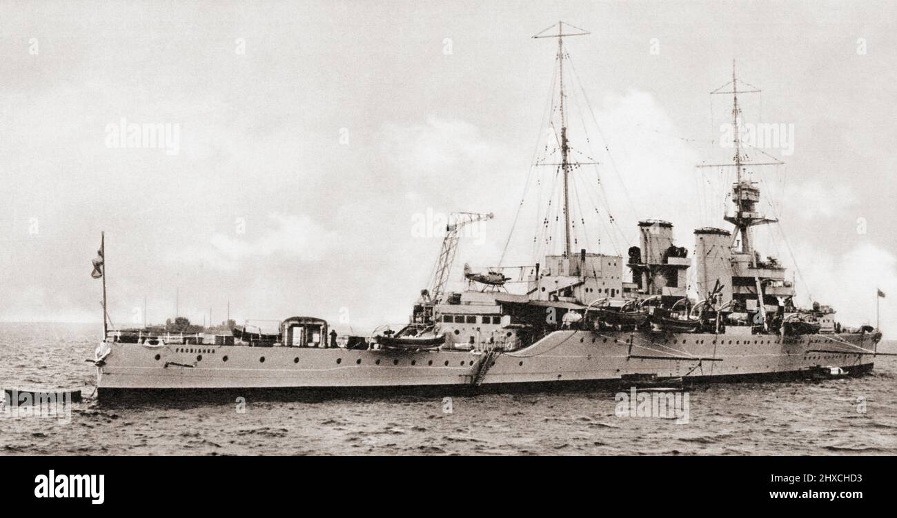 HMS Frobisher un'incrociatore pesante di classe Hawkins, visto qui nel 1932 quando è stata usata come nave da addestramento del cadetto. Dalle navi da guerra britanniche, pubblicato nel 1940 Foto Stock