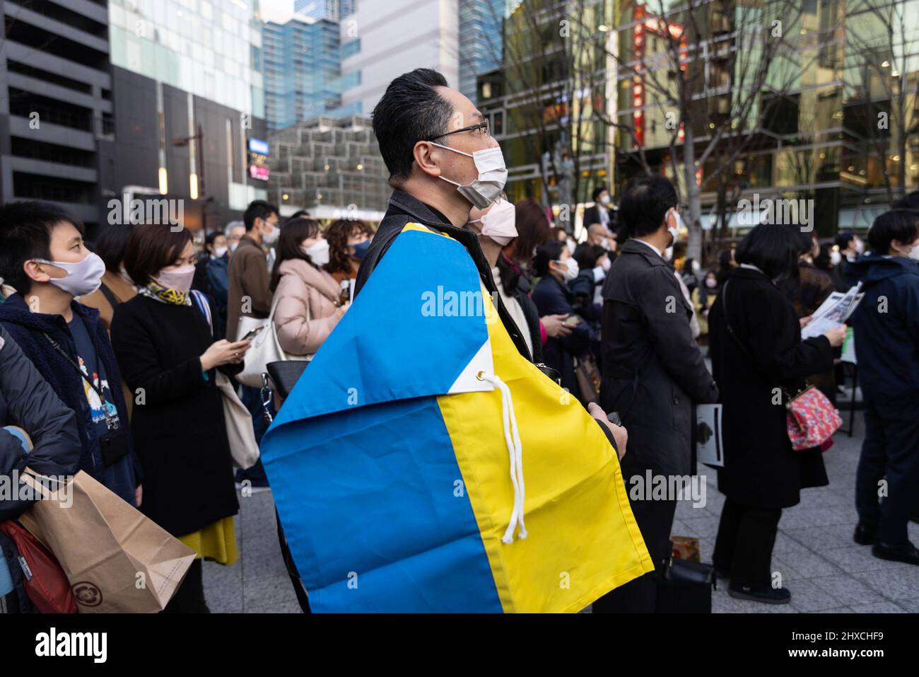 Tokyo, Giappone. 11th Mar 2022. Un uomo indossa una bandiera Ucraina durante il concerto presso il teatro all'aperto Ikebukuro Nishiguchi Park "Global Ring Theatre". “Ukraine Support Concert – Love Against War” il concerto offre all’Ucraina e al mondo le preghiere dei residenti di Toshima City e del popolo giapponese. Credit: SOPA Images Limited/Alamy Live News Foto Stock