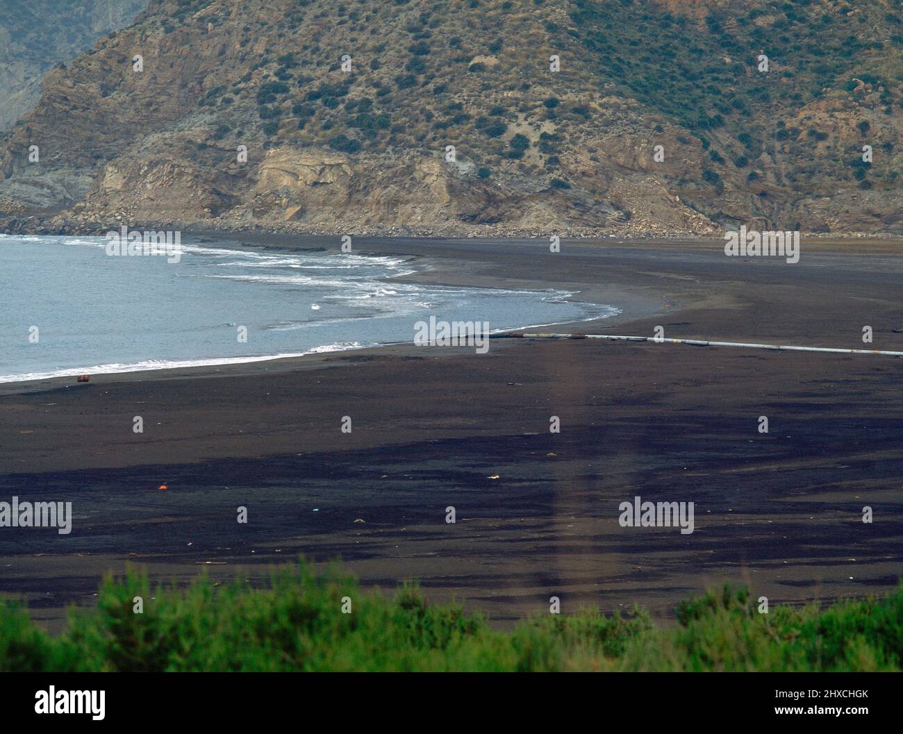 BAHIA DE PORTMAN- PLAYA CONTAMINADA POR RESIDUOS TOXICOS PROCEDENTES DE LAS MINAS - FOTO AÑOS 90. Ubicazione: ESTERNO. Portman. MURCIA. SPAGNA. Foto Stock