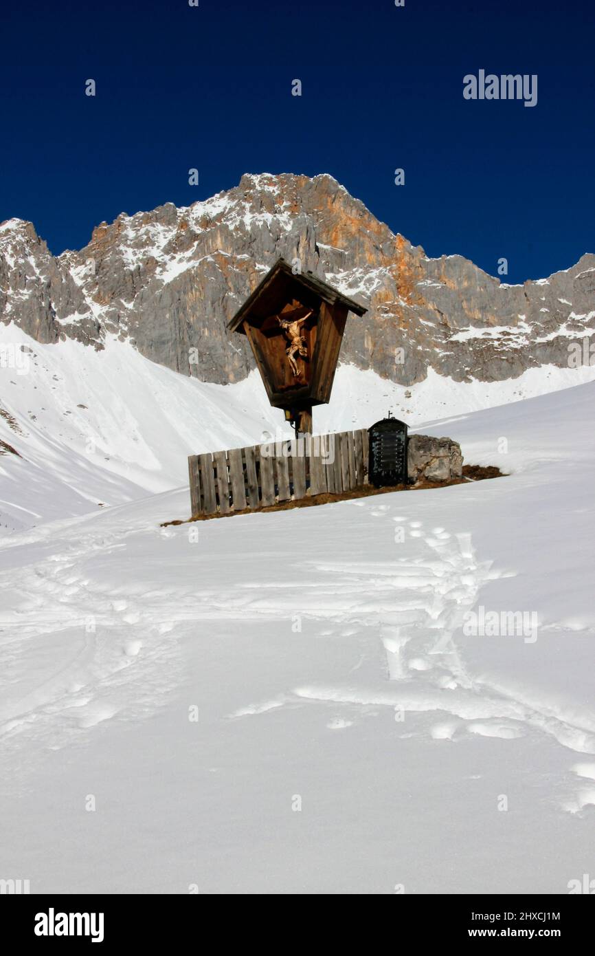 Escursione invernale al Wang Alm nel Gaistal, croce di montagna nei Monti austriaci di Wetterstein, Austria, Tirolo, vacanza, inverno, tempo da sogno Foto Stock