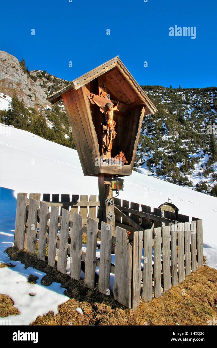Escursione invernale al Wang Alm nel Gaistal, croce di montagna nei Monti austriaci di Wetterstein, Austria, Tirolo, vacanza, inverno, tempo da sogno Foto Stock