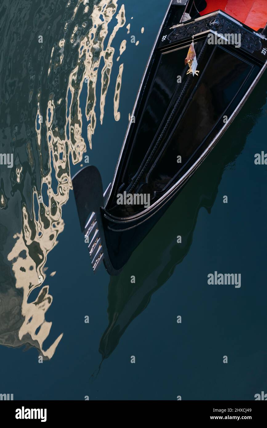 Cima ornata di una gondola veneziana a Venezia Foto Stock