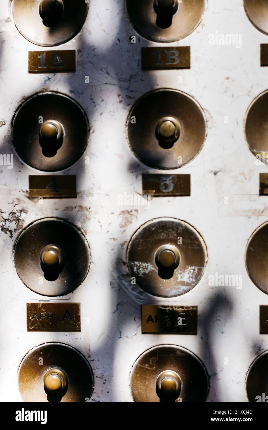 Vecchi bottoni campanaria su una parete della casa nel centro storico di Venezia Foto Stock