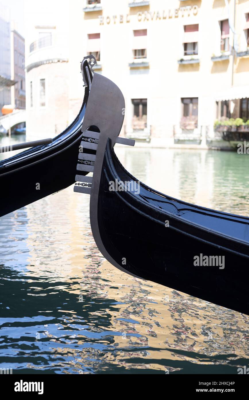 Due cime di gondole veneziane nel centro storico di Venezia Foto Stock