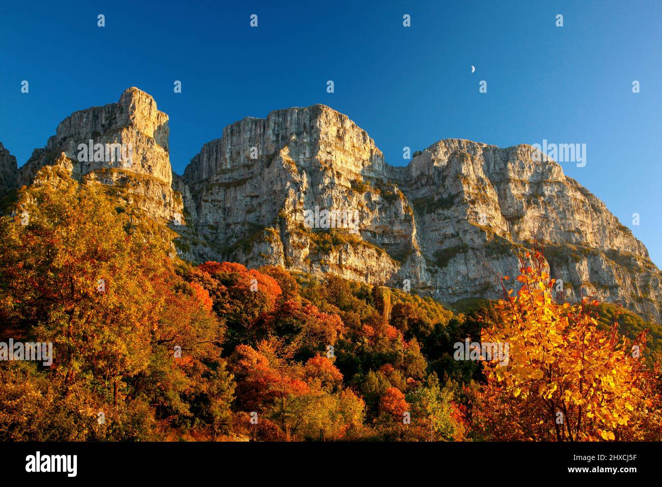 Le cosiddette 'Torri' di Astraka (o 'Tymfi') montagna, sopra Mikro Papingo villaggio,. Regione di Zagori, prefettura di Ioannina, Epiro, Grecia. Foto Stock