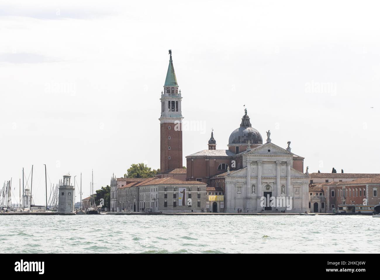 Vista dall'acqua sull'Isola di San Giorgio maggiore di Venezia Foto Stock