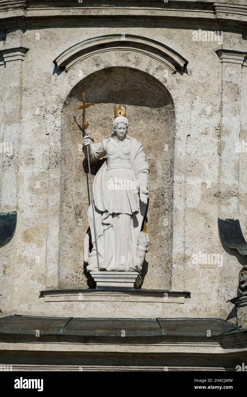 Germania, Baviera, alta Baviera, Chiemgau, Altenmarkt an der Alz, Monastero di Baumburg, Chiesa del Monastero di Santa Margherita, facciata, figura di Santa Margherita sopra il portale d'ingresso, dettaglio Foto Stock