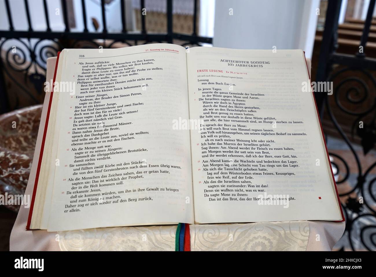 Germania, Baviera, alta Baviera, Chiemgau, Altenmarkt an der Alz, Monastero di Baumburg, Chiesa del Monastero di Santa Margherita, interno, Vangelo, lezione di Messa, libro con testi biblici per la celebrazione dell'Eucaristia Foto Stock