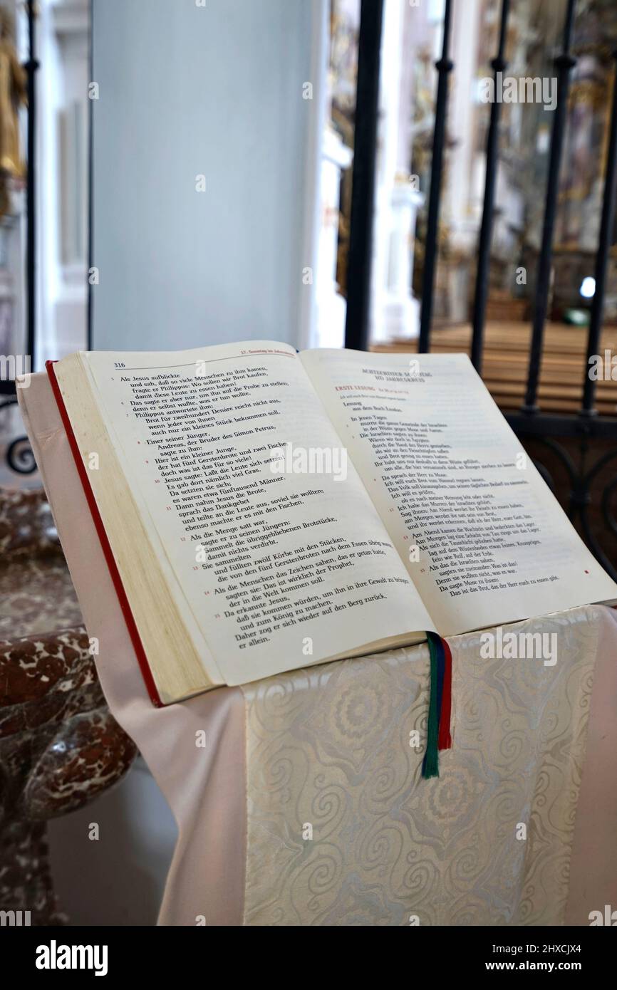 Germania, Baviera, alta Baviera, Chiemgau, Altenmarkt an der Alz, Monastero di Baumburg, Chiesa del Monastero di Santa Margherita, interno, Vangelo, lezione di Messa, libro con testi biblici per la celebrazione dell'Eucaristia Foto Stock