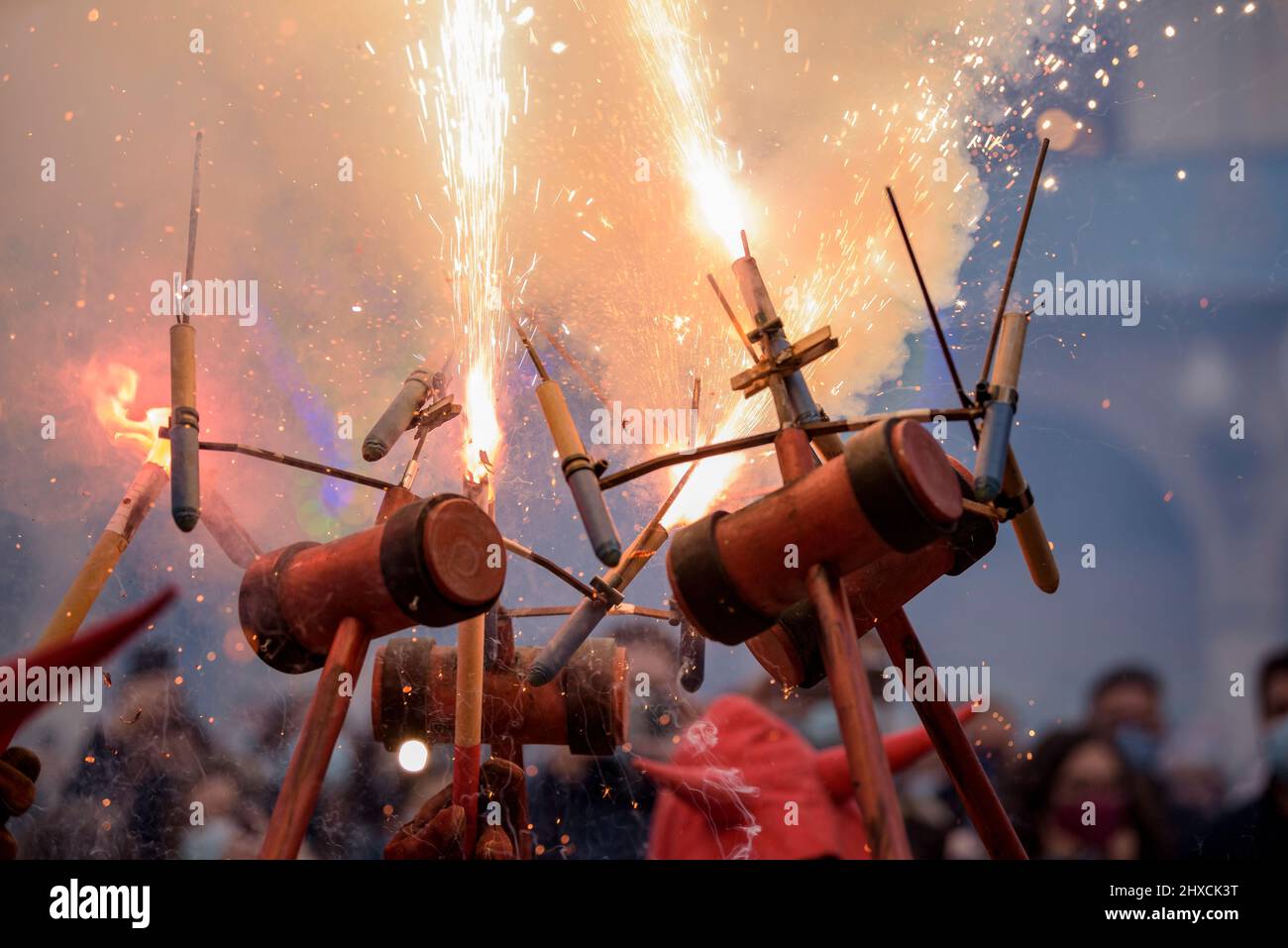 I Valls Devils nella Processione del 2022 Balls Decennial Festival, in onore della Vergine delle candele in Valls, Tarragona, Catalogna, Spagna Foto Stock
