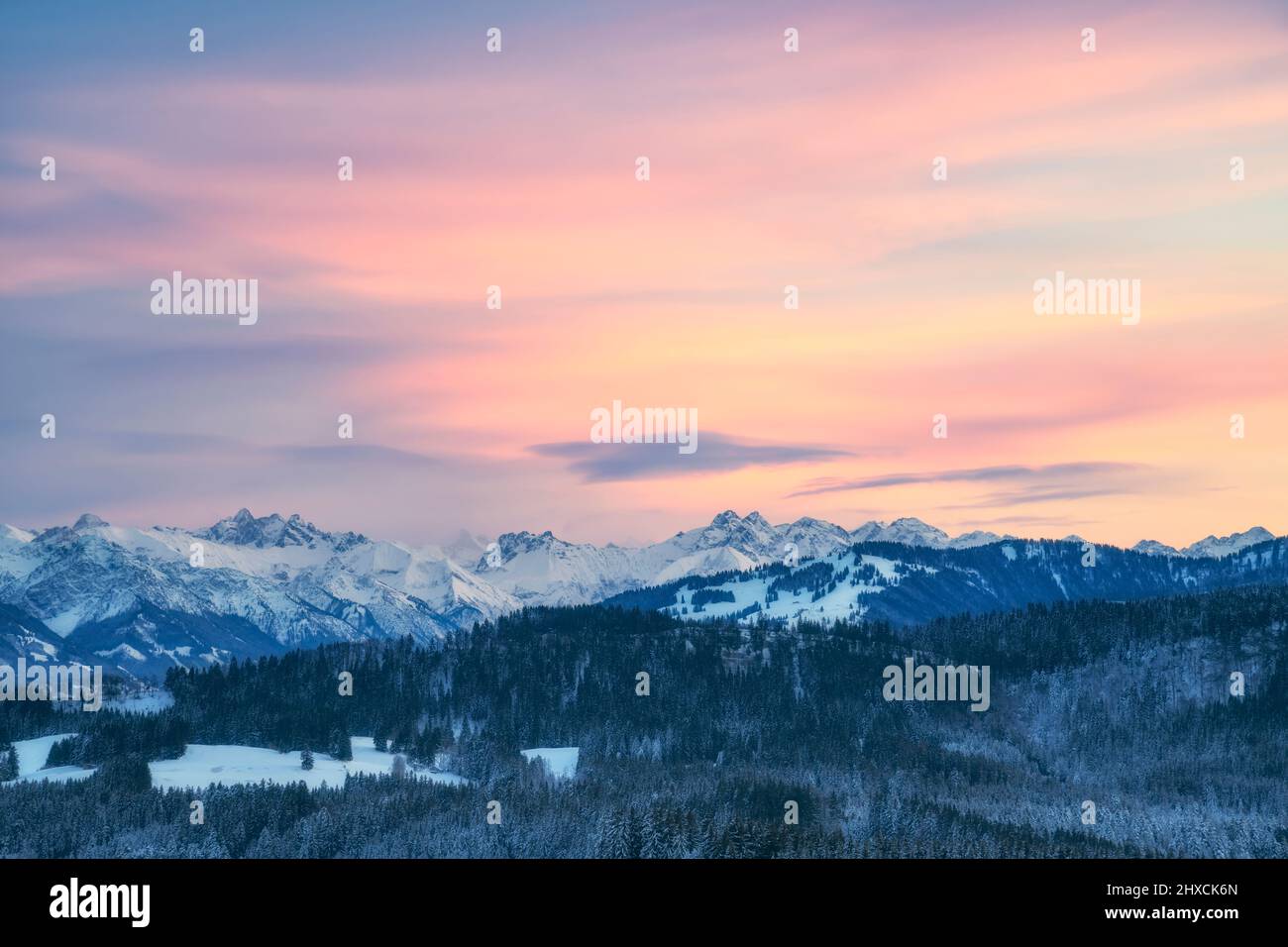Bagliore serale sulle nevose Alpi invernali di Allgäu. Baviera, Germania, Europa Foto Stock