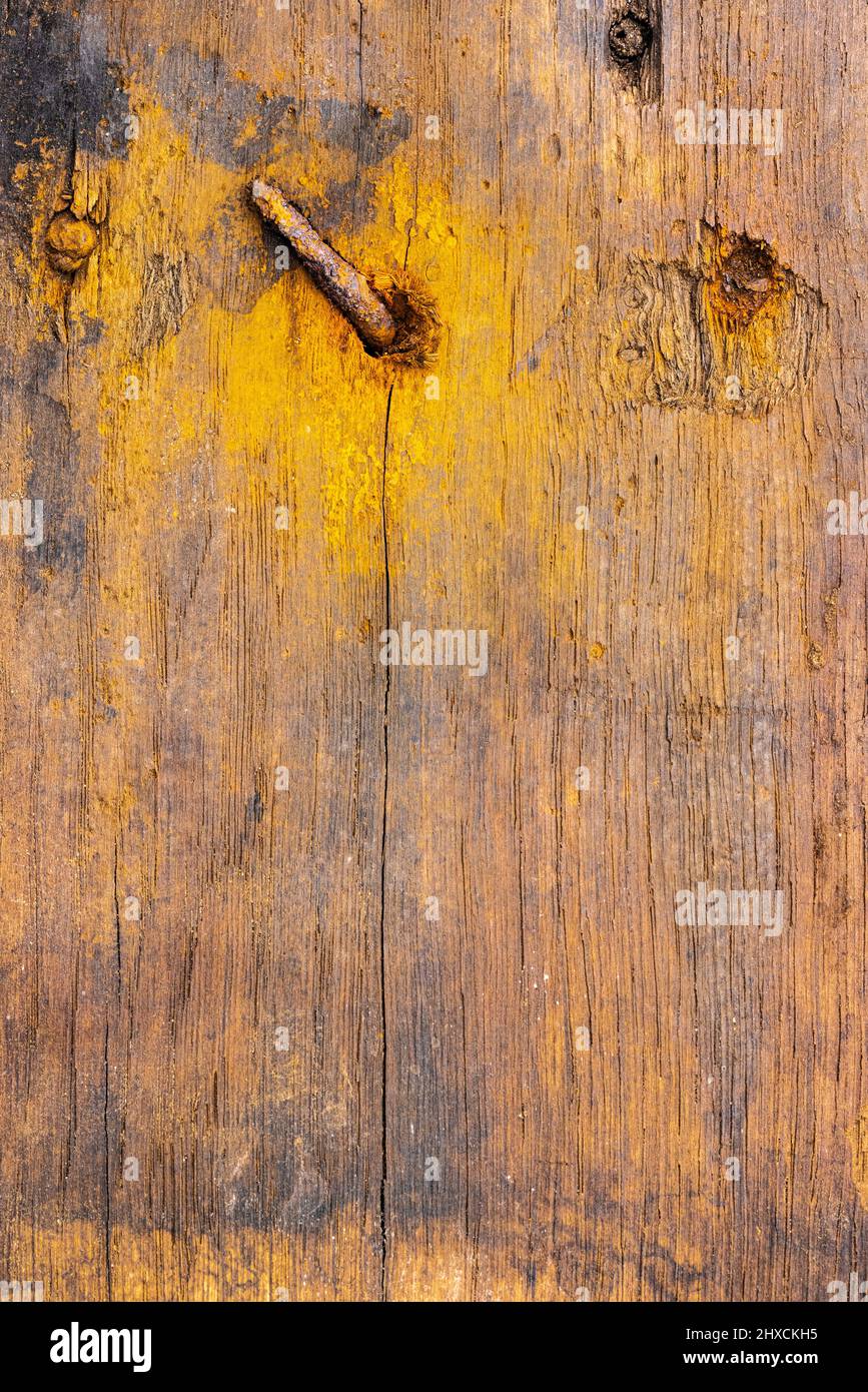 superficie in legno intemperiato con chiodo arrugginito, immagine di sfondo Foto Stock