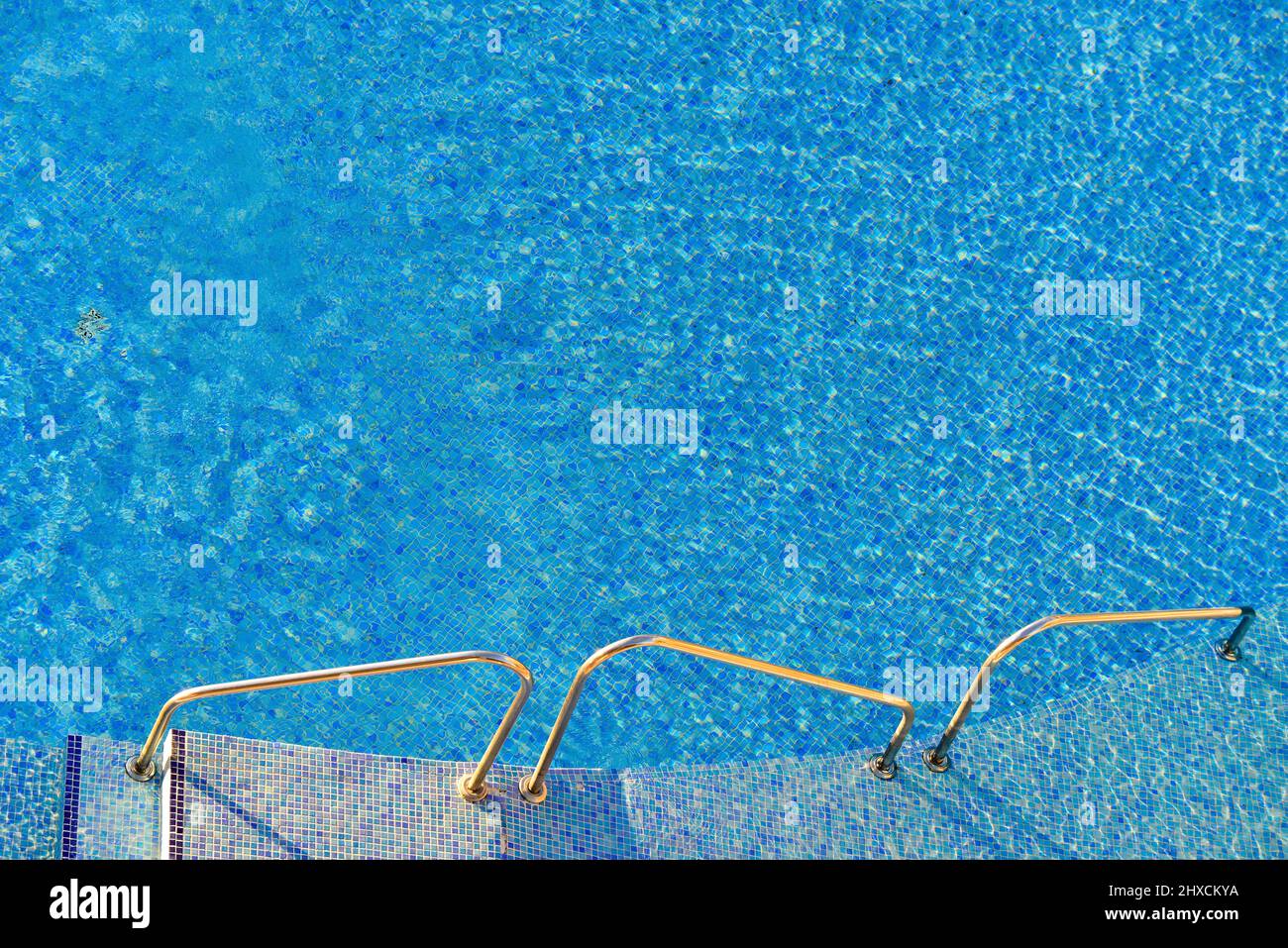 Piscina con piastrelle blu e scale e ringhiere, Valencia, Spagna Foto Stock