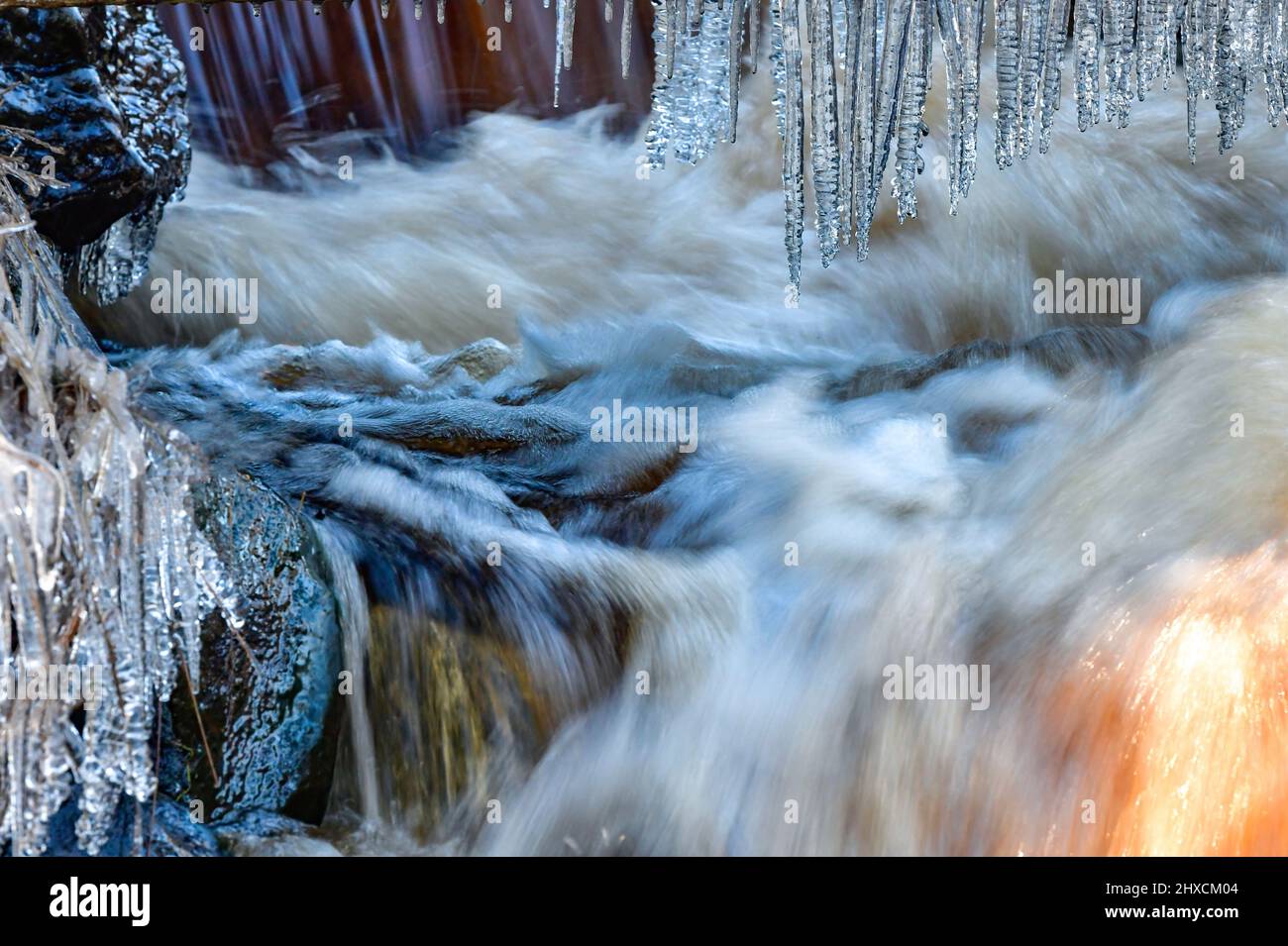 Flusso veloce e ghiaccioli, Torup, Halland, Svezia Foto Stock