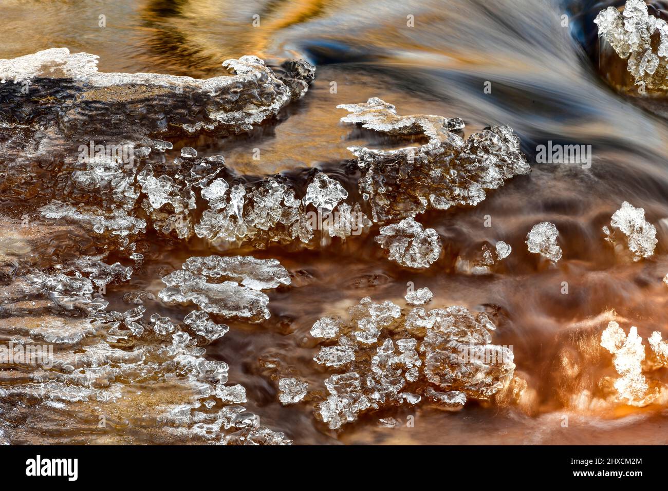 Ghiaccio e cristalli in flusso veloce, Torup, Halland, Svezia Foto Stock