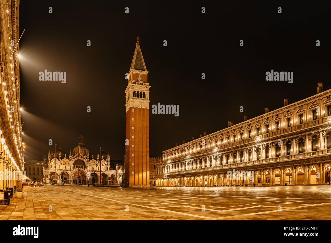 Piazza San Marco illuminata con la Basilica di San Marco e il Campanile di notte, Venezia, Italia. Tarda serata in popolare destinazione turistica. Famoso in tutto il mondo Foto Stock