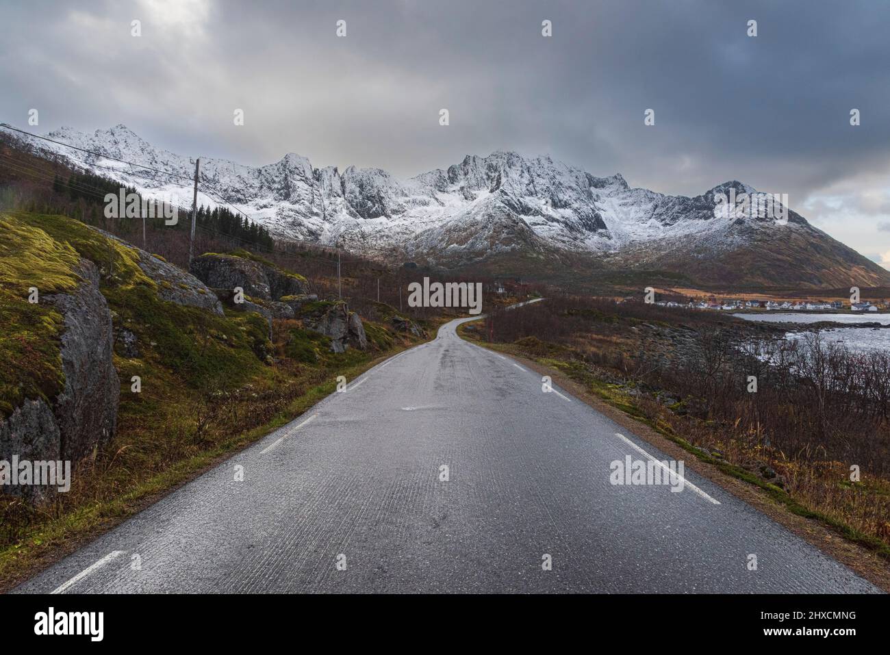 Impressioni autunnali dall'isola norvegese Senja sopra il Circolo polare Artico, l'area intorno a Mefjordvaer nel nord dell'isola, fotografia di un punto di fuga, Foto Stock