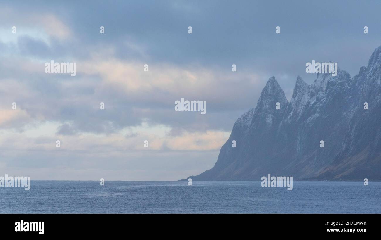 Impressioni autunnali dall'isola norvegese Senja sopra il Circolo polare Artico, Scandinavia pura e Norvegia, vista della catena montuosa Okshunnan o dei denti del Diavolo, Ersfjord, Foto Stock