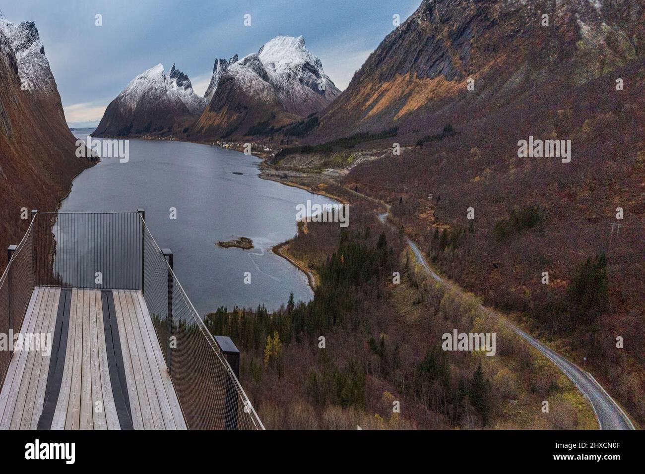 Vista dalla piattaforma panoramica di Bergsbotn, panorama sul Bergsfjord e sulla città di Skaland, immagine volutamente distorta, compressa in larghezza, non corrisponde alla realtà, Foto Stock