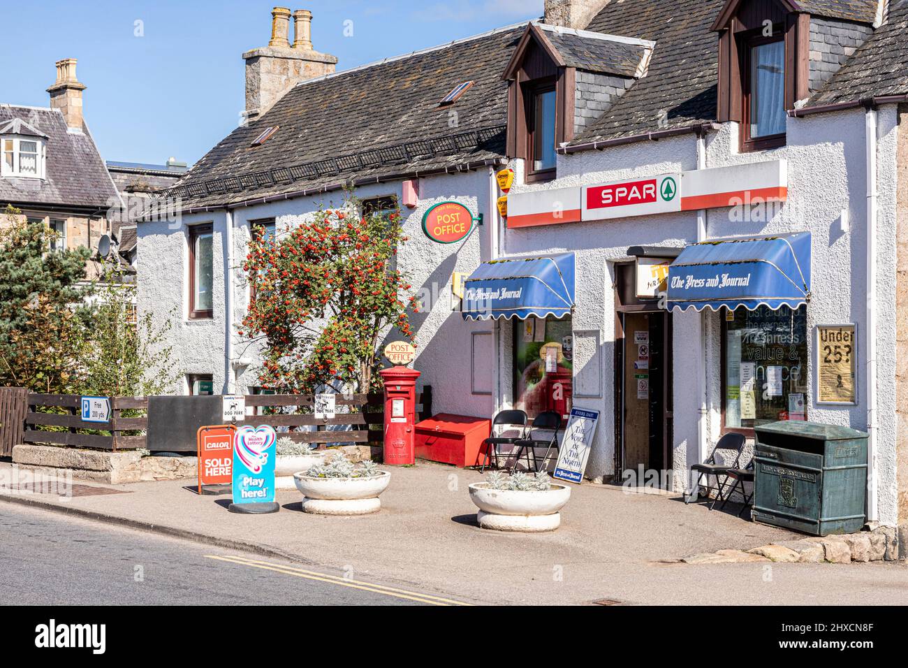 L'Ufficio postale e Spar negozio locale nel villaggio di Carrbridge, Highland, Scozia Regno Unito. Foto Stock