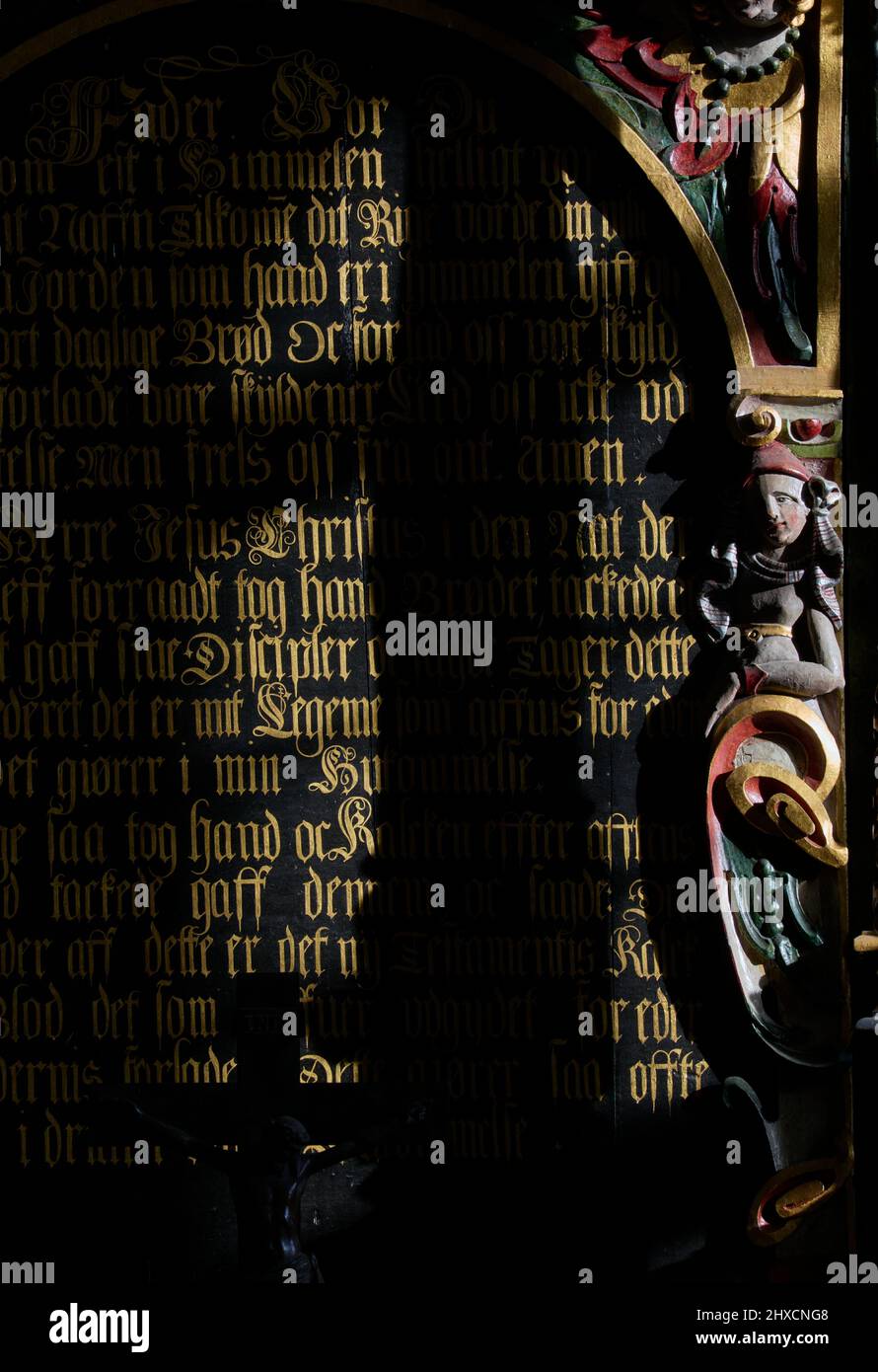 Europa, Danimarca, Møn. Il sole getta l'ombra della finestra della chiesa come una croce sull'altare (1634) della Chiesa di Fanefjord. Foto Stock