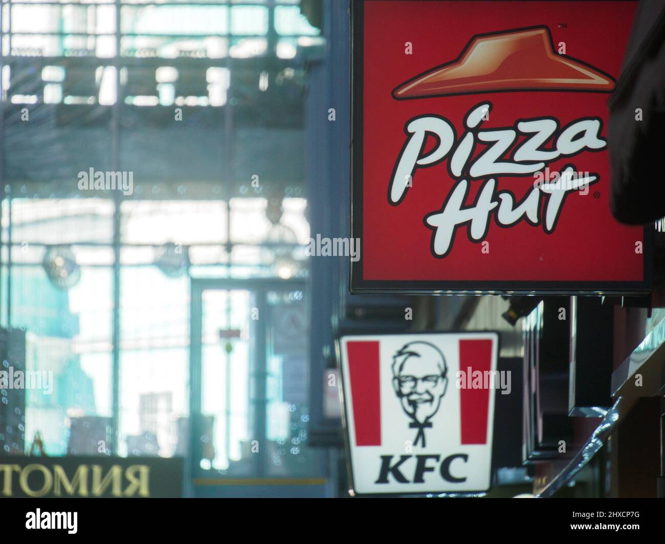 Yum! Brand ha annunciato che sospenderà gli investimenti e lo sviluppo della catena di ristoranti in Russia. E' previsto di chiudere tutte le pizzerie del Pizza Hut e parte dei ristoranti fast food KFC Foto Stock