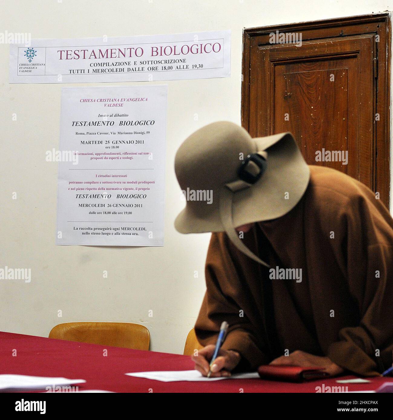 Roma, Italia 26/01/2011: Iniziativa per la firma e il mantenimento di direttive di anticipo per le cure mediche (testamenti viventi). ©Andrea Sabbadini Foto Stock