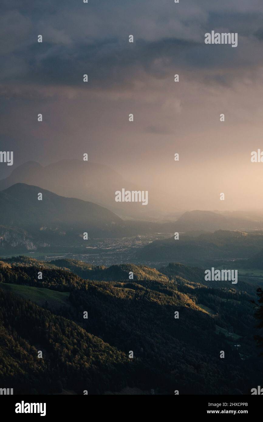 montagne stratificate durante il sole dopo pioggia con nuvole morbide Foto Stock