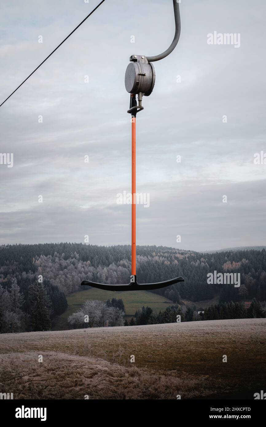 skilift in piedi in aria durante la caduta Foto Stock