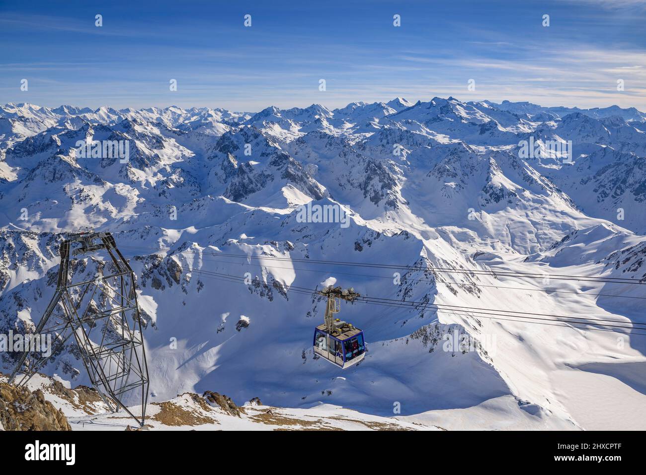 Viste dal ponte di osservazione del Pic du Midi de Bigorre in inverno (Midi-Pirenei, Occitanie, Francia, Pirenei) ESP: Vistas desde el Pic du Midi Foto Stock