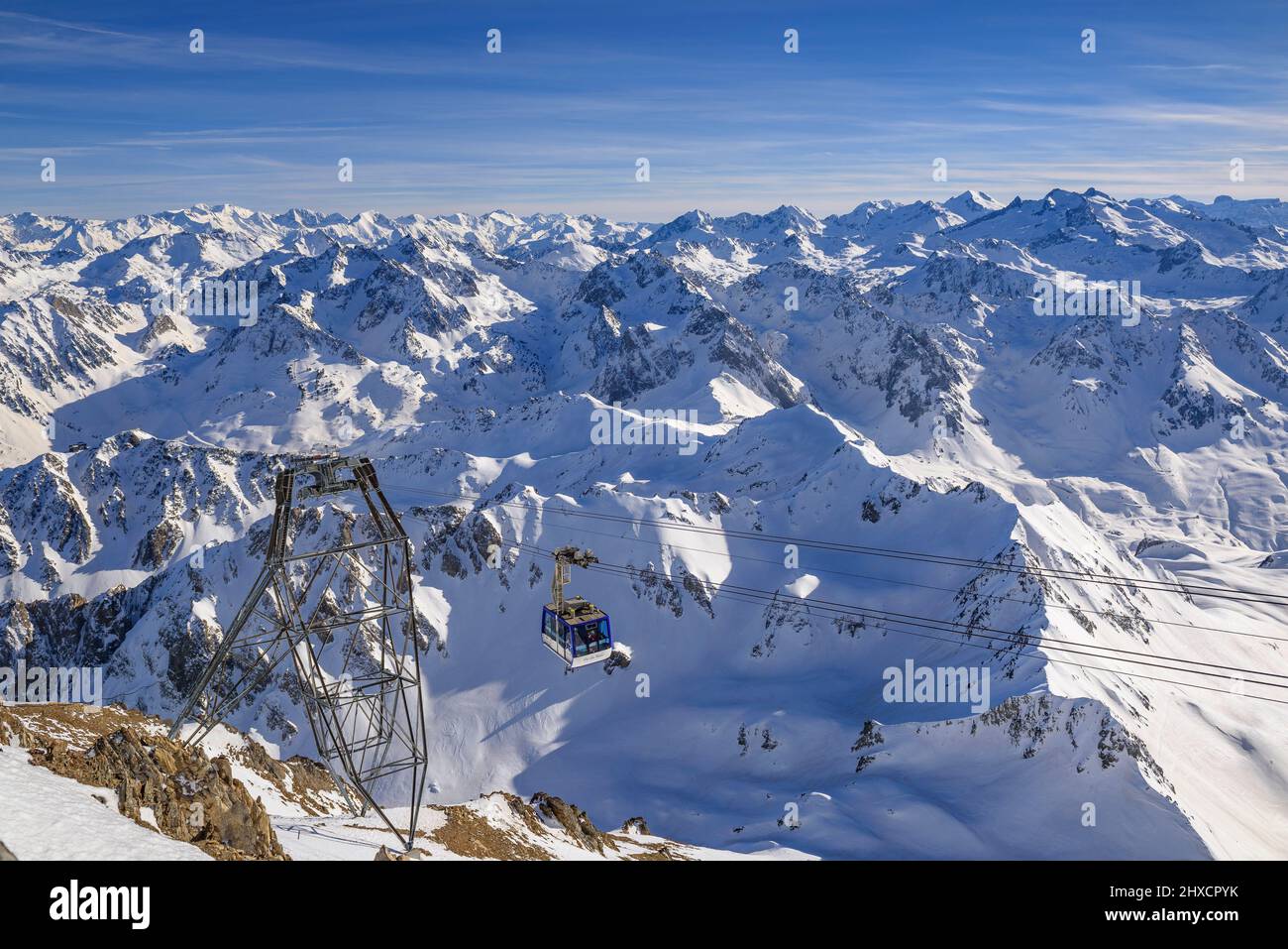 Viste dal ponte di osservazione del Pic du Midi de Bigorre in inverno (Midi-Pirenei, Occitanie, Francia, Pirenei) ESP: Vistas desde el Pic du Midi Foto Stock