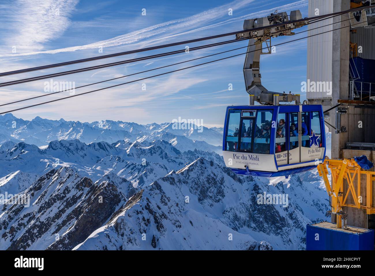 Viste dal ponte di osservazione del Pic du Midi de Bigorre in inverno (Midi-Pirenei, Occitanie, Francia, Pirenei) ESP: Vistas desde el Pic du Midi Foto Stock
