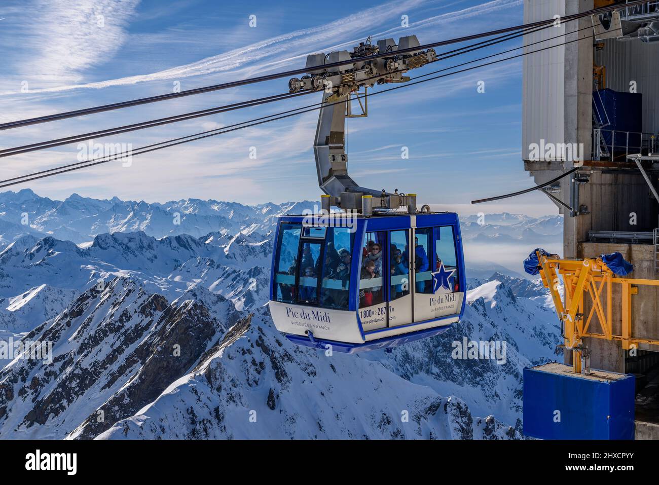 Viste dal ponte di osservazione del Pic du Midi de Bigorre in inverno (Midi-Pirenei, Occitanie, Francia, Pirenei) ESP: Vistas desde el Pic du Midi Foto Stock