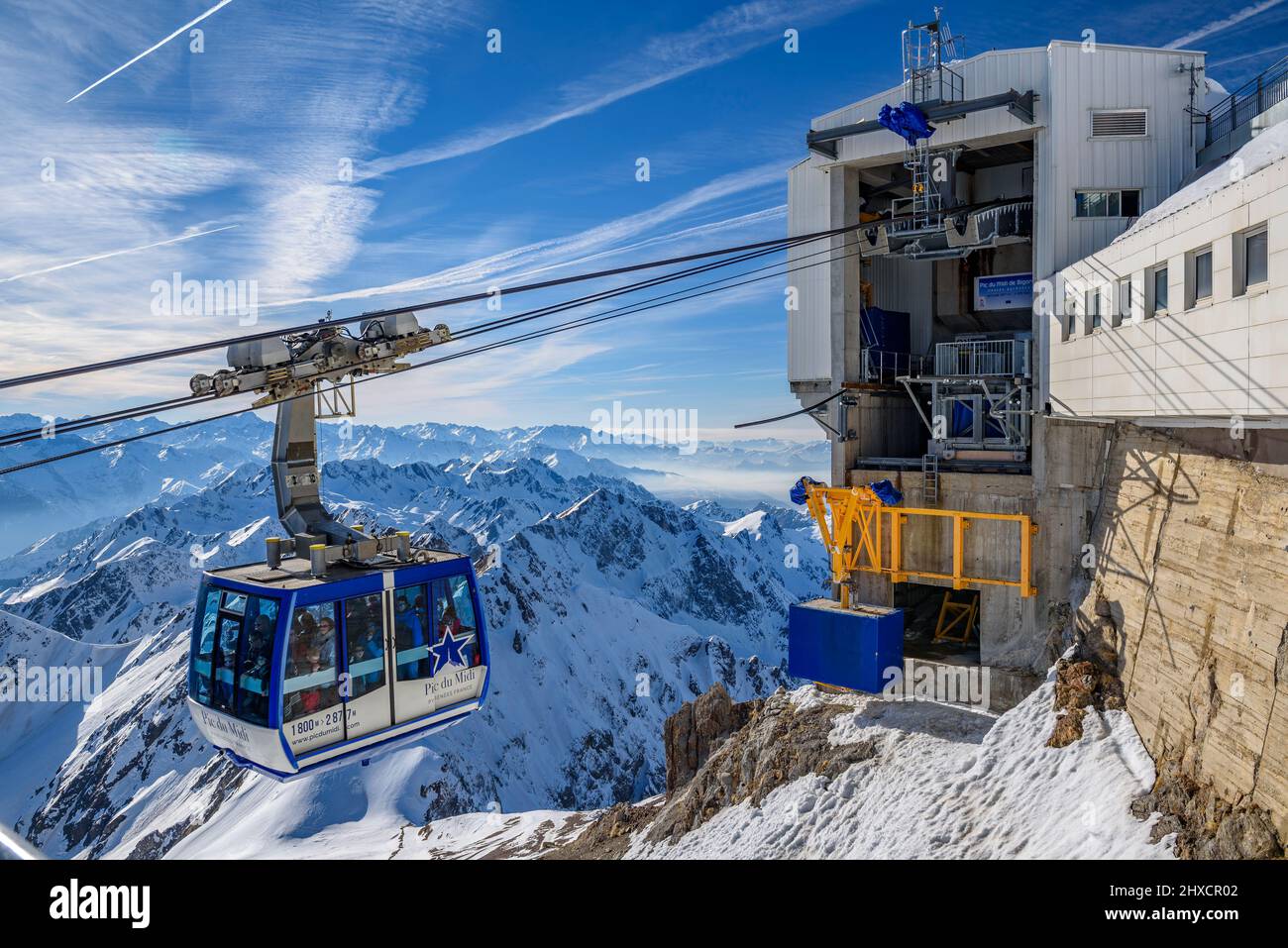 Viste dal ponte di osservazione del Pic du Midi de Bigorre in inverno (Midi-Pirenei, Occitanie, Francia, Pirenei) ESP: Vistas desde el Pic du Midi Foto Stock