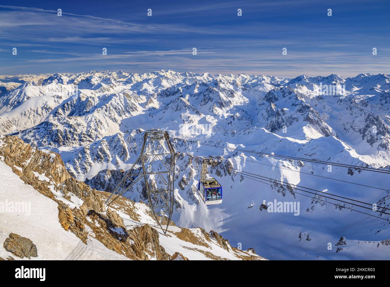 Viste dal ponte di osservazione del Pic du Midi de Bigorre in inverno (Midi-Pirenei, Occitanie, Francia, Pirenei) ESP: Vistas desde el Pic du Midi Foto Stock