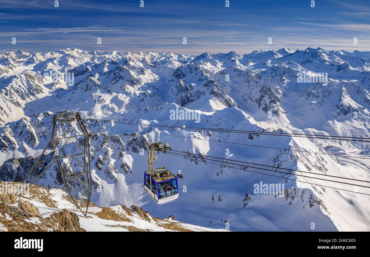 Viste dal ponte di osservazione del Pic du Midi de Bigorre in inverno (Midi-Pirenei, Occitanie, Francia, Pirenei) ESP: Vistas desde el Pic du Midi Foto Stock