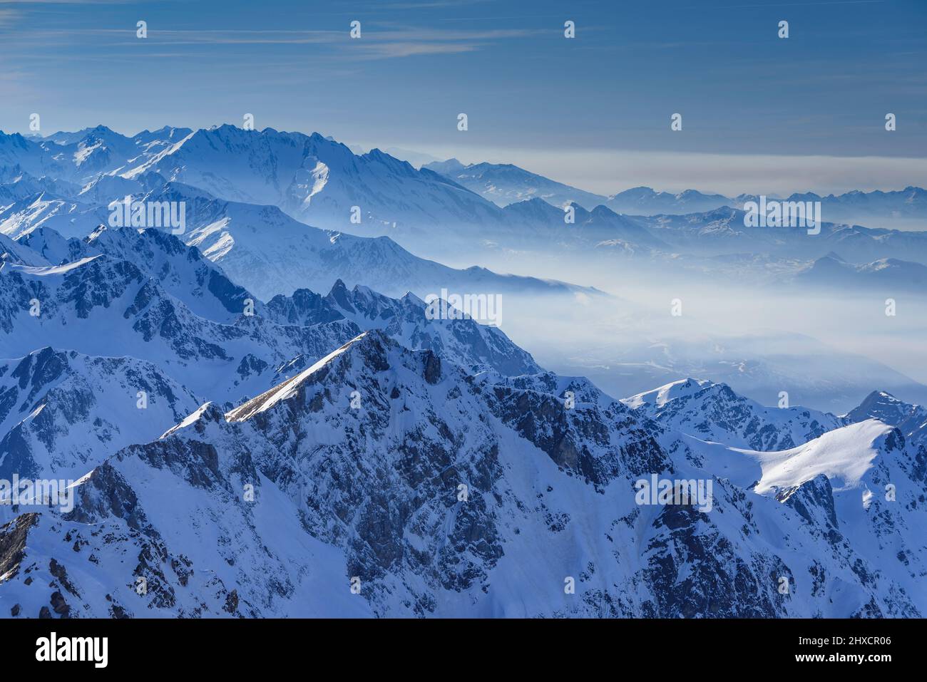 Viste dal ponte di osservazione del Pic du Midi de Bigorre in inverno (Midi-Pirenei, Occitanie, Francia, Pirenei) ESP: Vistas desde el Pic du Midi Foto Stock