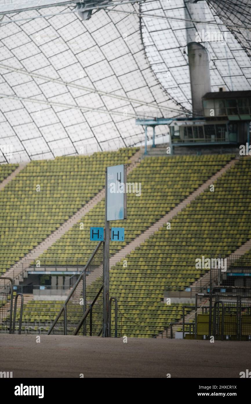 Stadio Olimpico di Monaco con posti a sedere vuoti Foto Stock