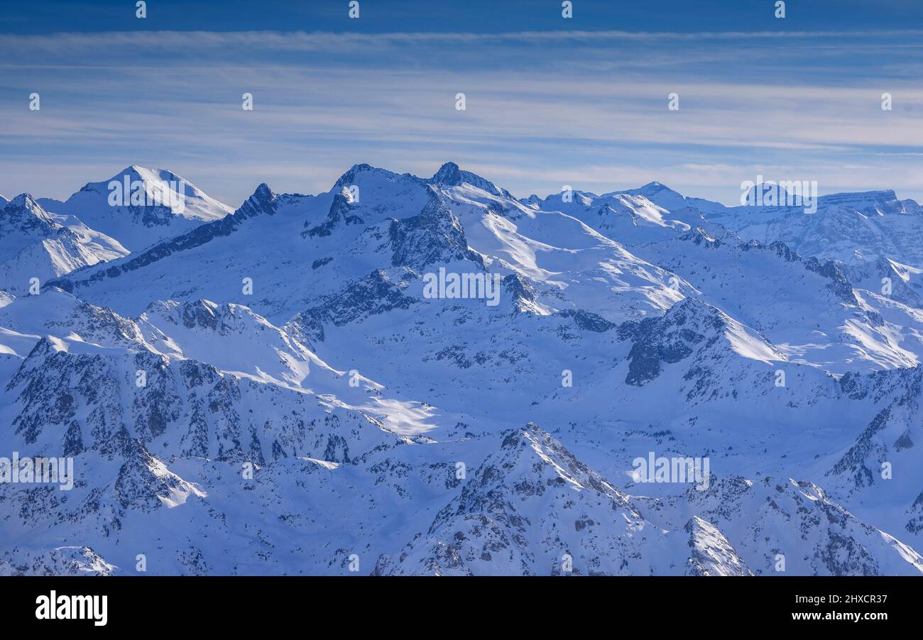 Viste dal ponte di osservazione del Pic du Midi de Bigorre in inverno (Midi-Pirenei, Occitanie, Francia, Pirenei) ESP: Vistas desde el Pic du Midi Foto Stock