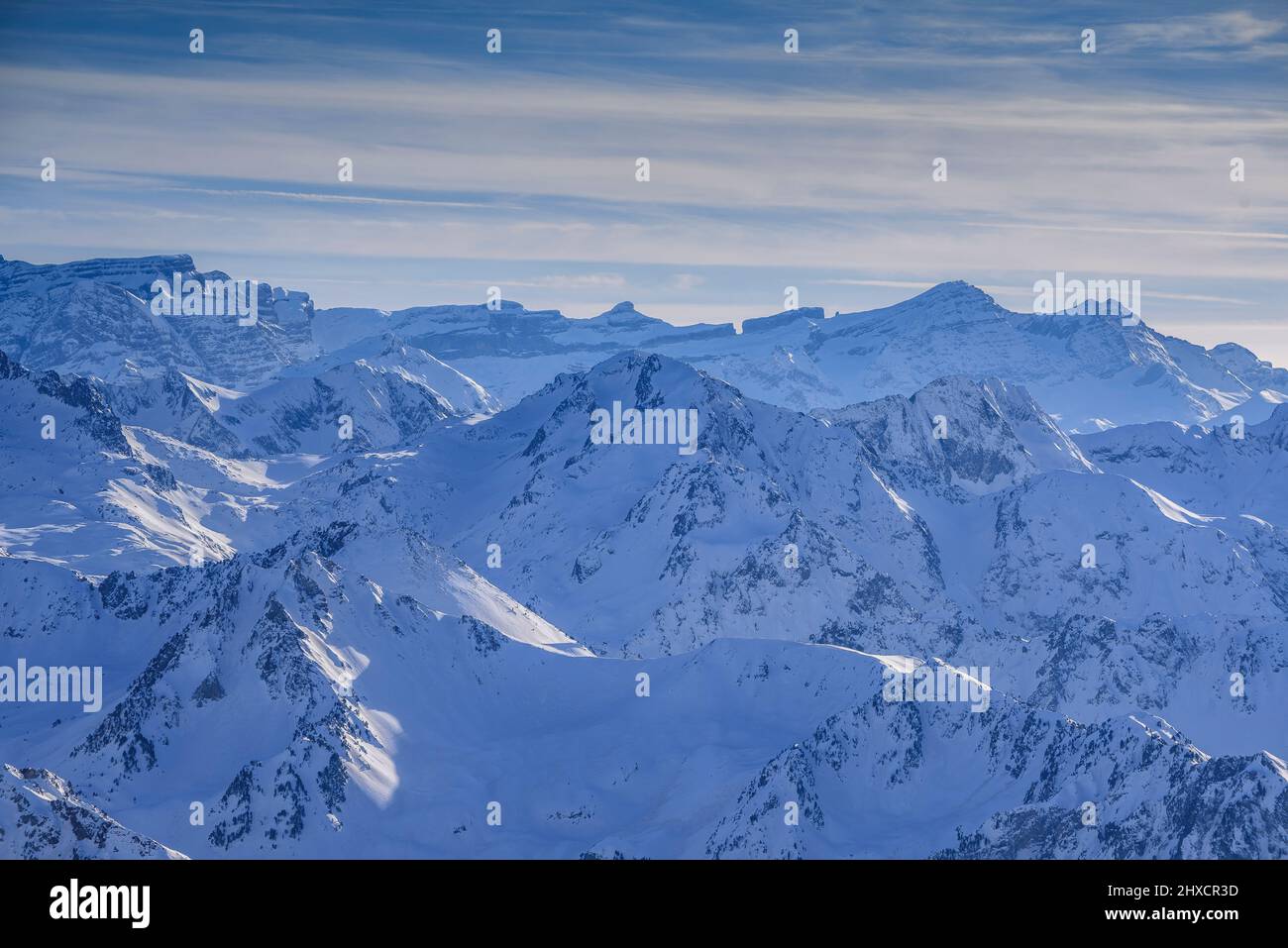 Viste dal ponte di osservazione del Pic du Midi de Bigorre in inverno (Midi-Pirenei, Occitanie, Francia, Pirenei) ESP: Vistas desde el Pic du Midi Foto Stock