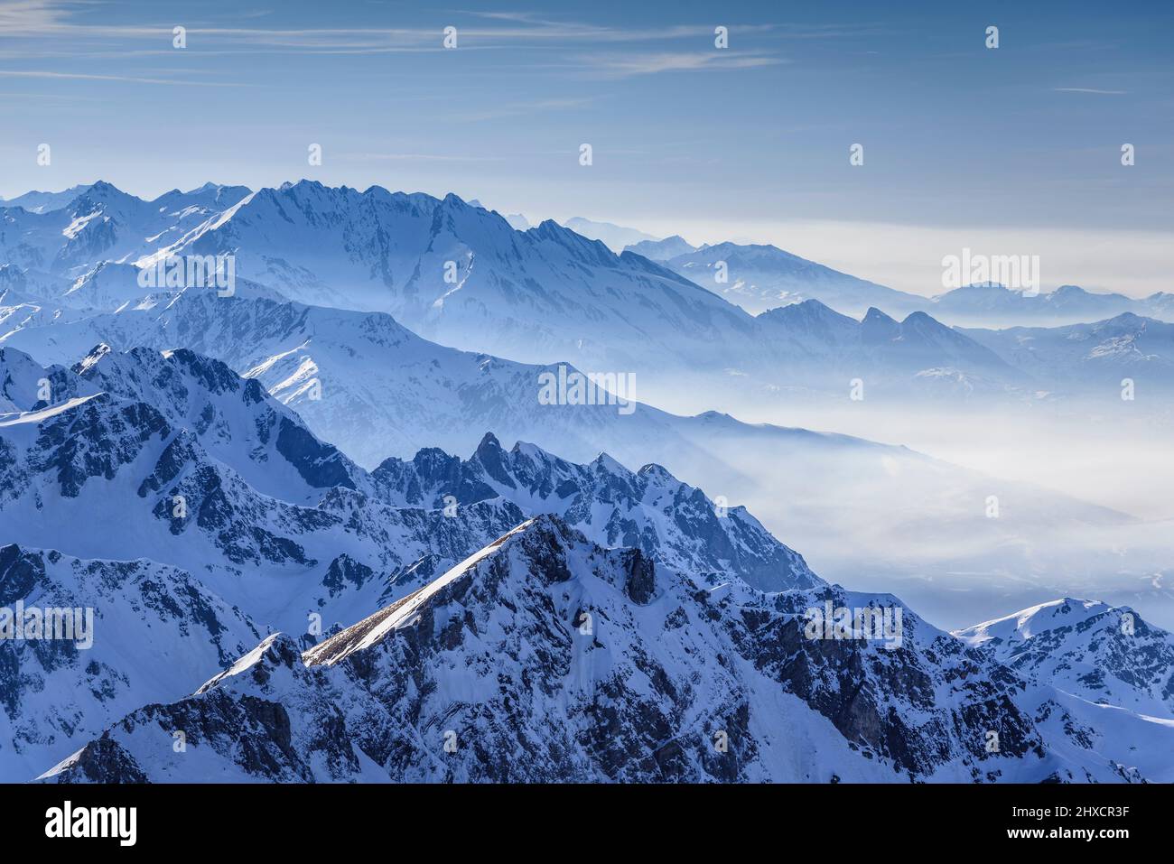 Viste dal ponte di osservazione del Pic du Midi de Bigorre in inverno (Midi-Pirenei, Occitanie, Francia, Pirenei) ESP: Vistas desde el Pic du Midi Foto Stock