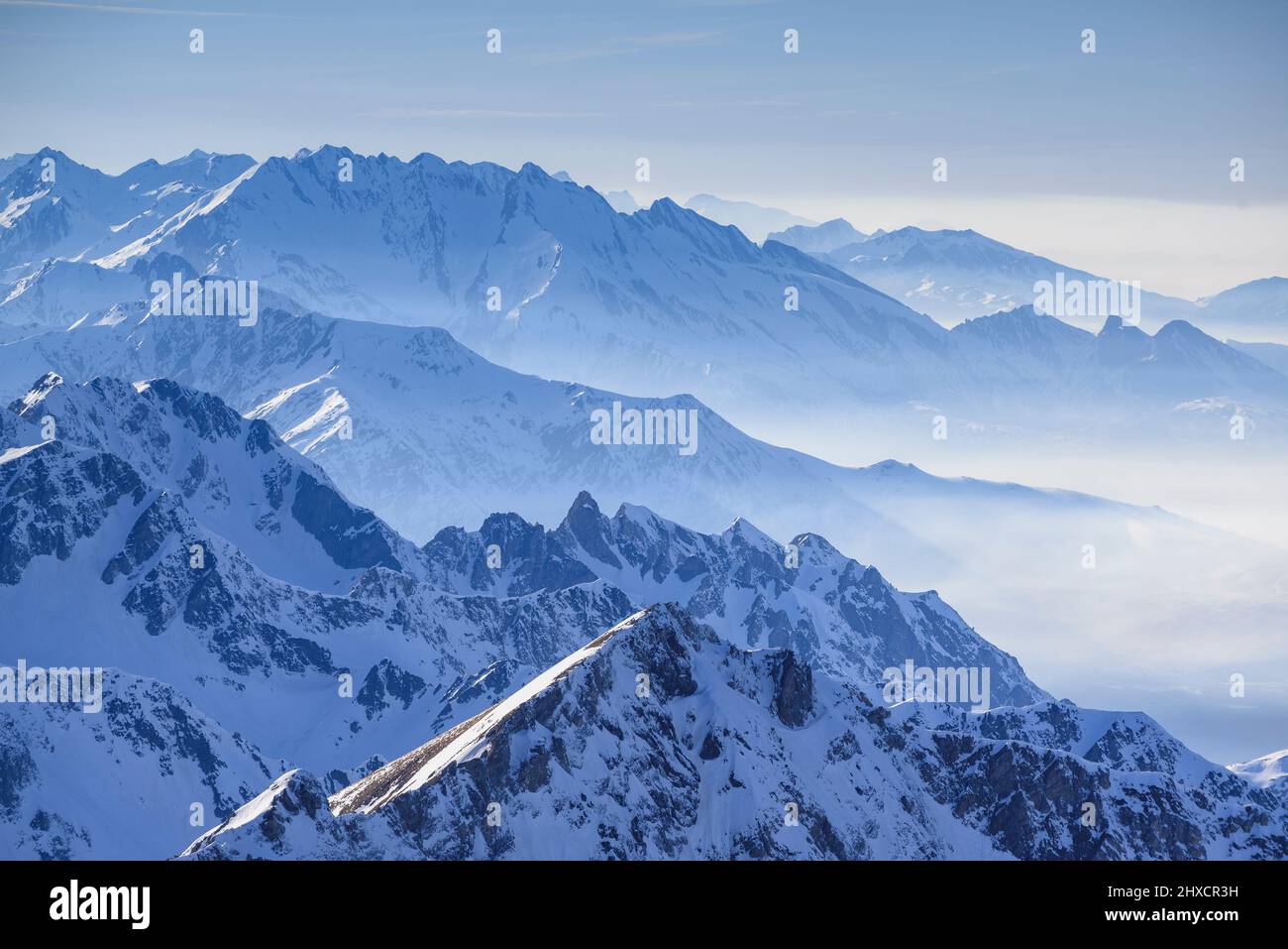 Viste dal ponte di osservazione del Pic du Midi de Bigorre in inverno (Midi-Pirenei, Occitanie, Francia, Pirenei) ESP: Vistas desde el Pic du Midi Foto Stock